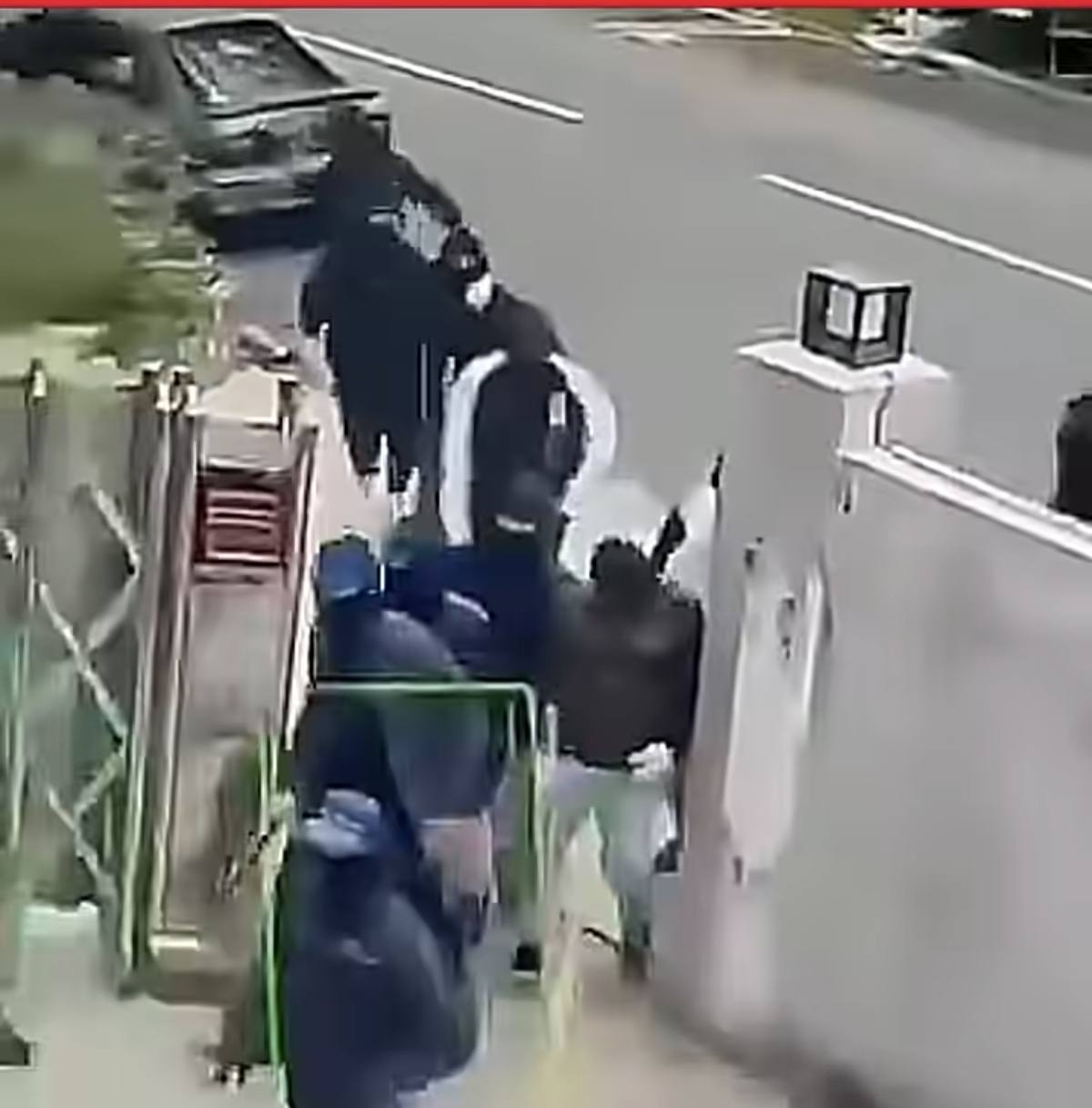 Lori Rempuh Pagar, Puluhan Individu Bertopeng
